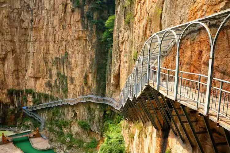 八泉峡